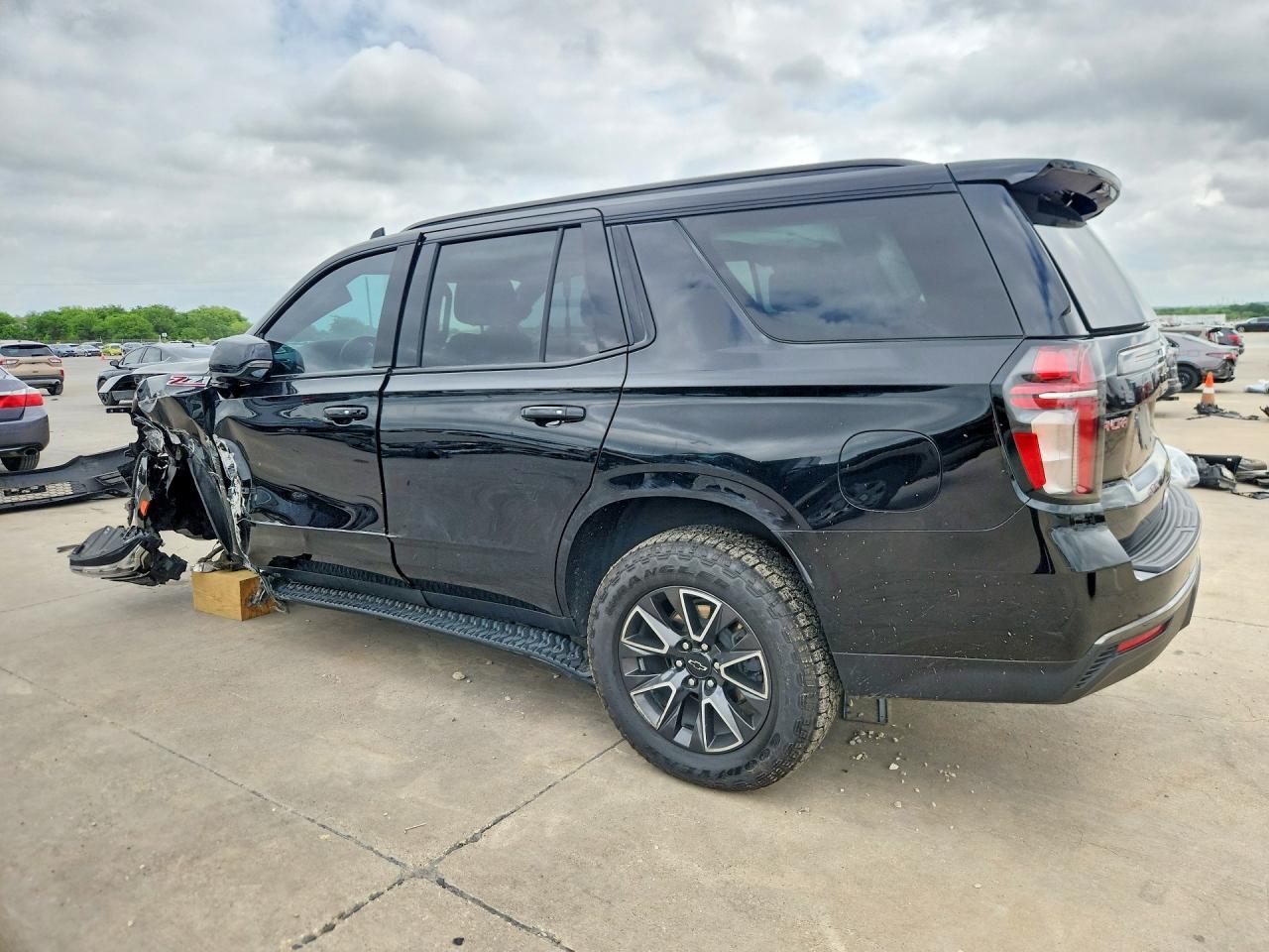 2021 Chevrolet Tahoe K1500 Z71 - zdjęcie 2