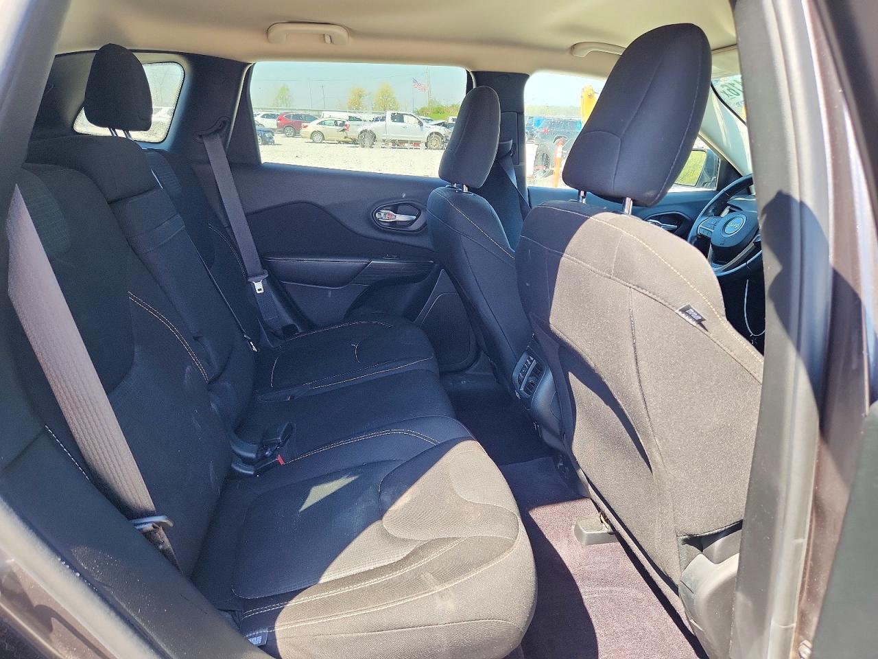 2016 Jeep Cherokee Latitude - zdjęcie 11