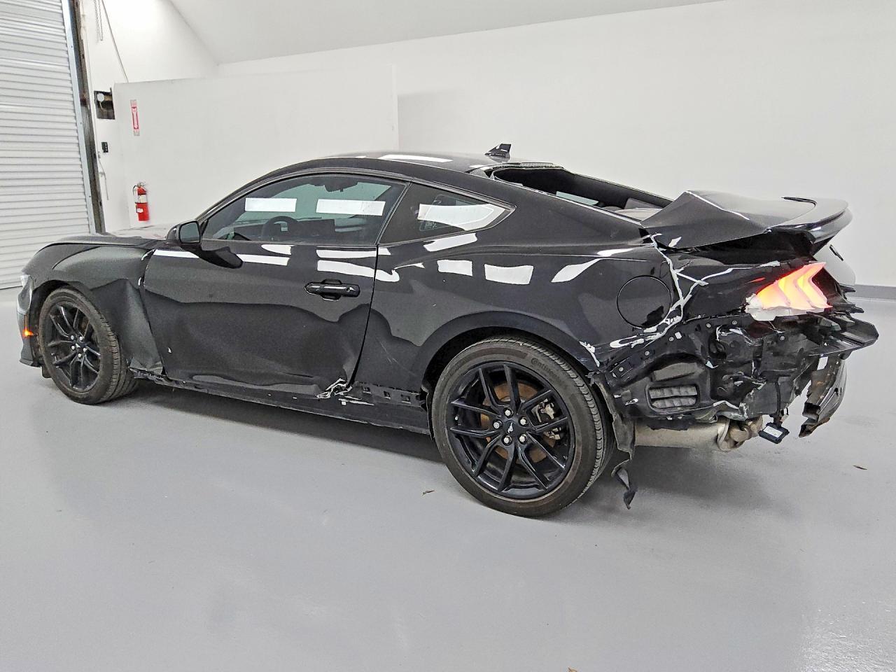 2024 Ford Mustang - zdjęcie 2
