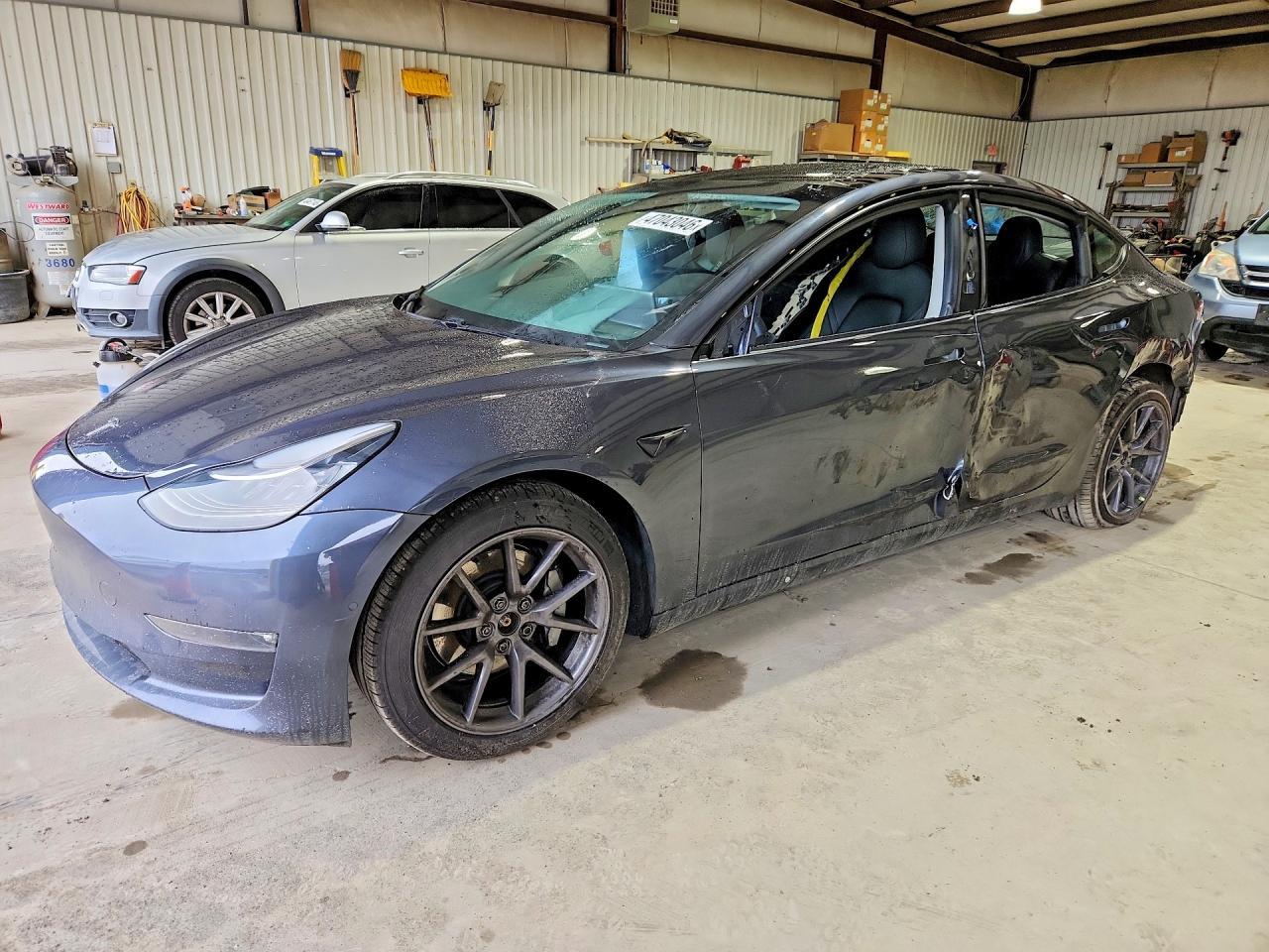 2021 Tesla Model 3 - zdjęcie główne