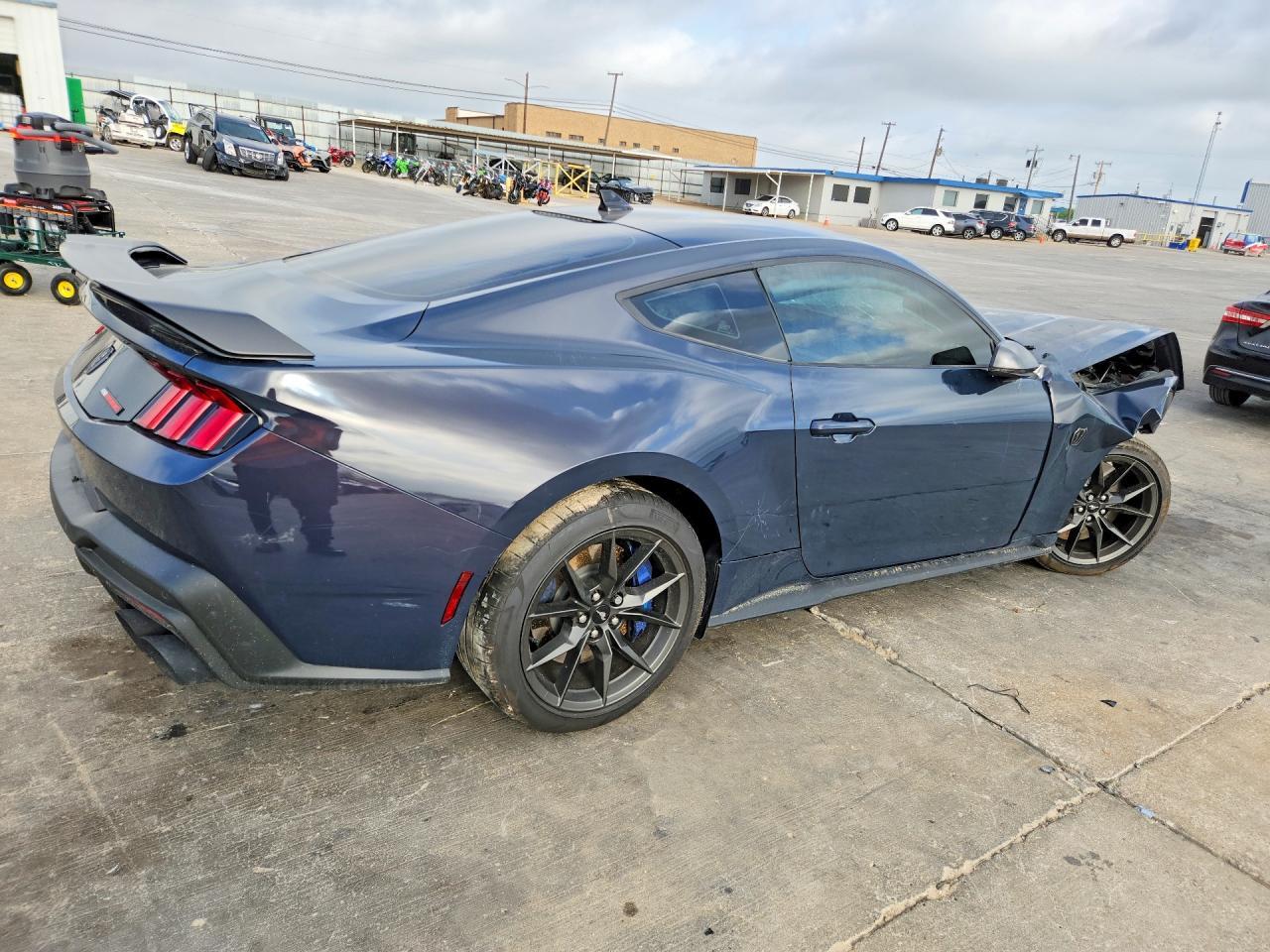 2025 Ford Mustang Dark Horse - zdjęcie 3