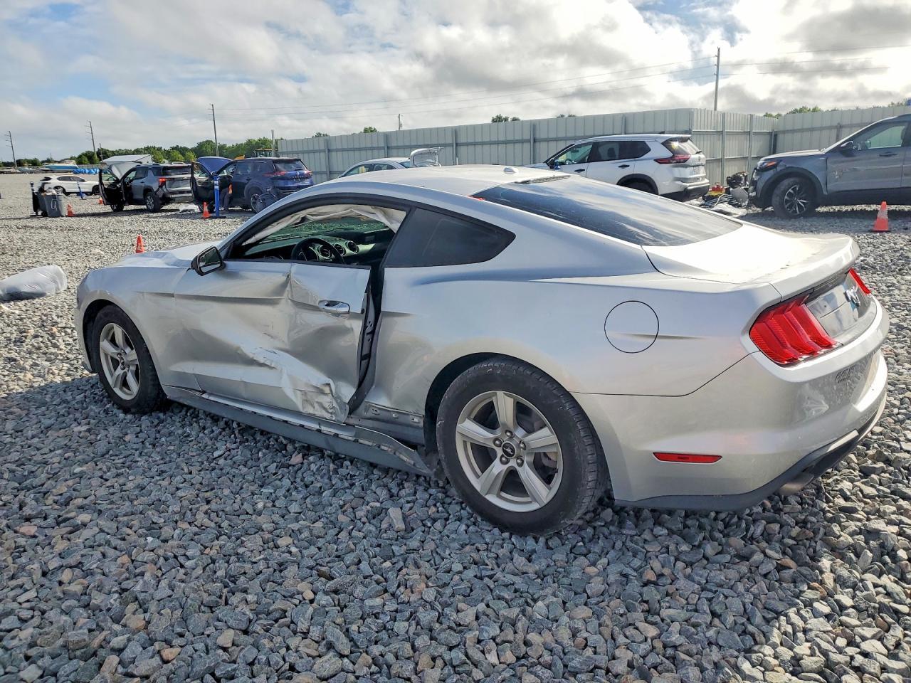 2019 Ford Mustang - zdjęcie 2