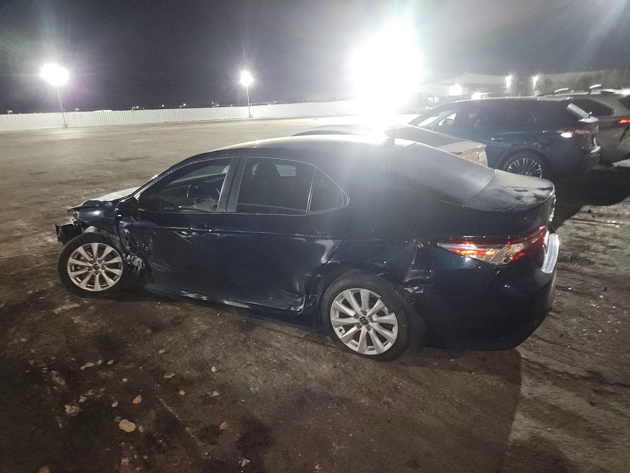 2020 Toyota Camry Le - zdjęcie 2