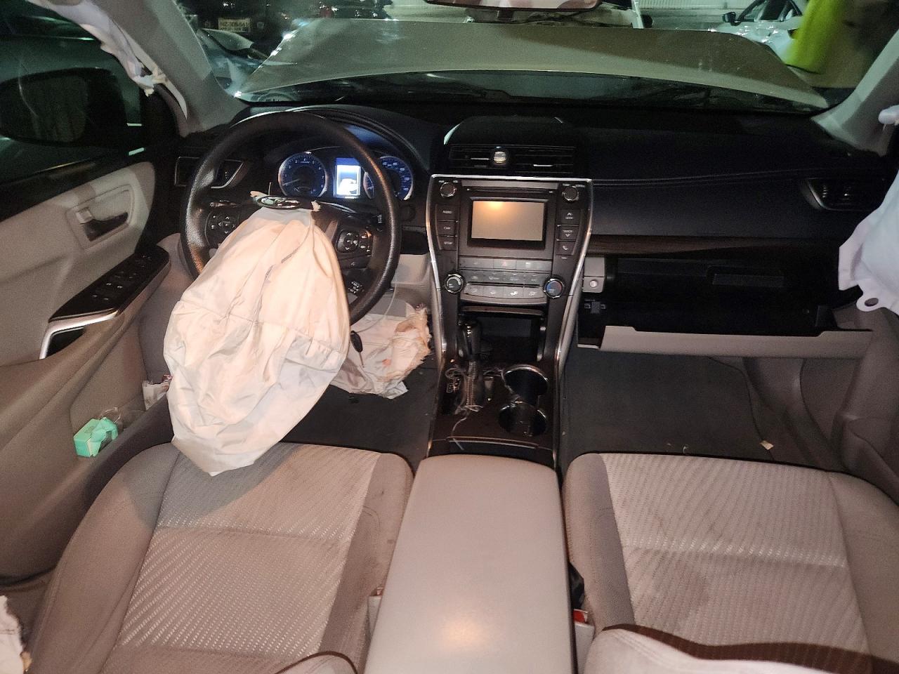 2016 Toyota Camry Le - zdjęcie 8