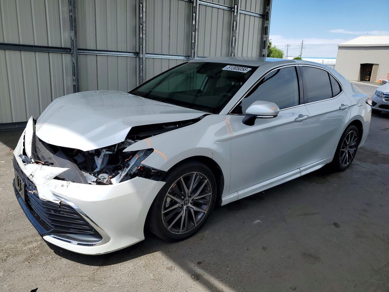 2021 Toyota Camry Xle - zdjęcie główne