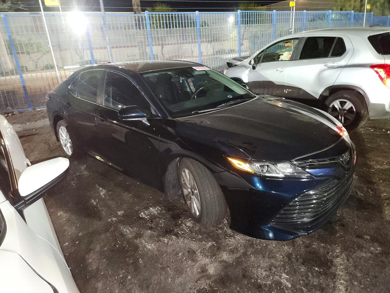 2020 Toyota Camry Le - zdjęcie 4