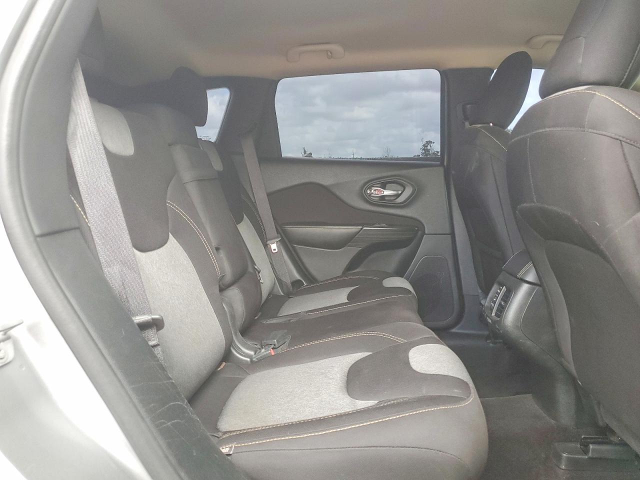 2017 Jeep Cherokee Sport - zdjęcie 11