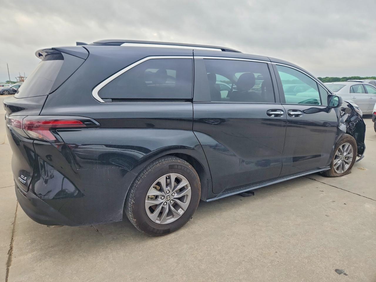 2024 Toyota Sienna Xle - zdjęcie 3