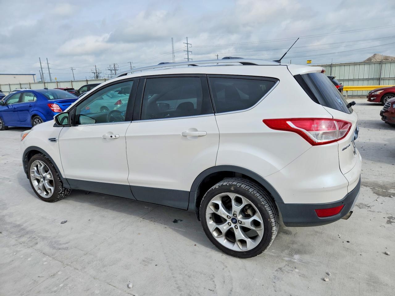 2016 Ford Escape Titanium - zdjęcie 2