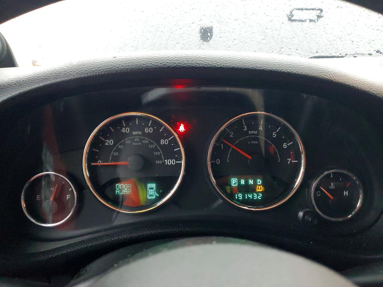 2014 Jeep Wrangler Unlimited Sahara - zdjęcie 9