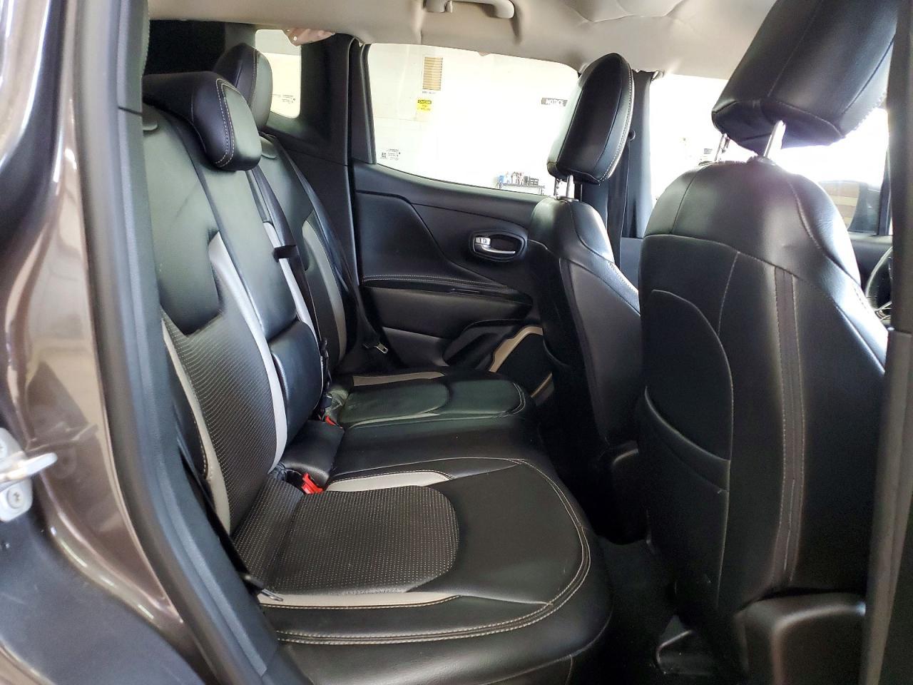 2016 Jeep Renegade Latitude - zdjęcie 11