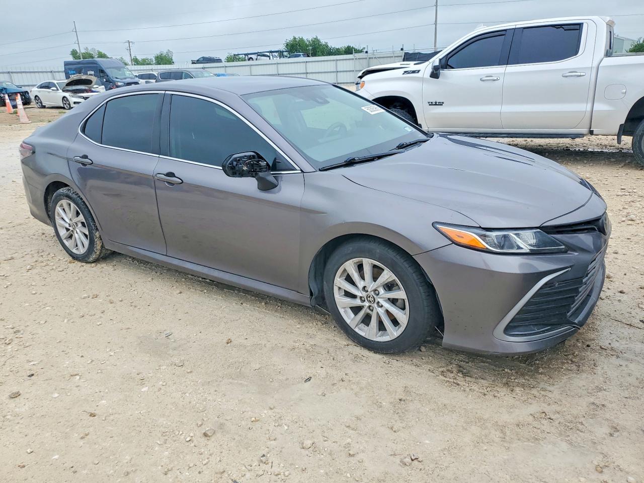 2022 Toyota Camry Le - zdjęcie 4