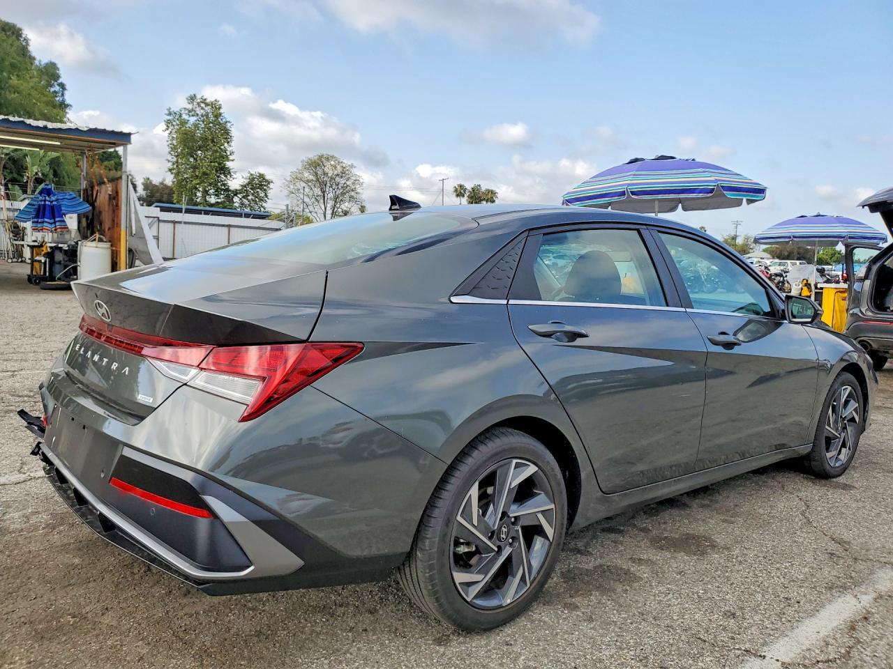 2024 Hyundai Elantra Limited - zdjęcie 3