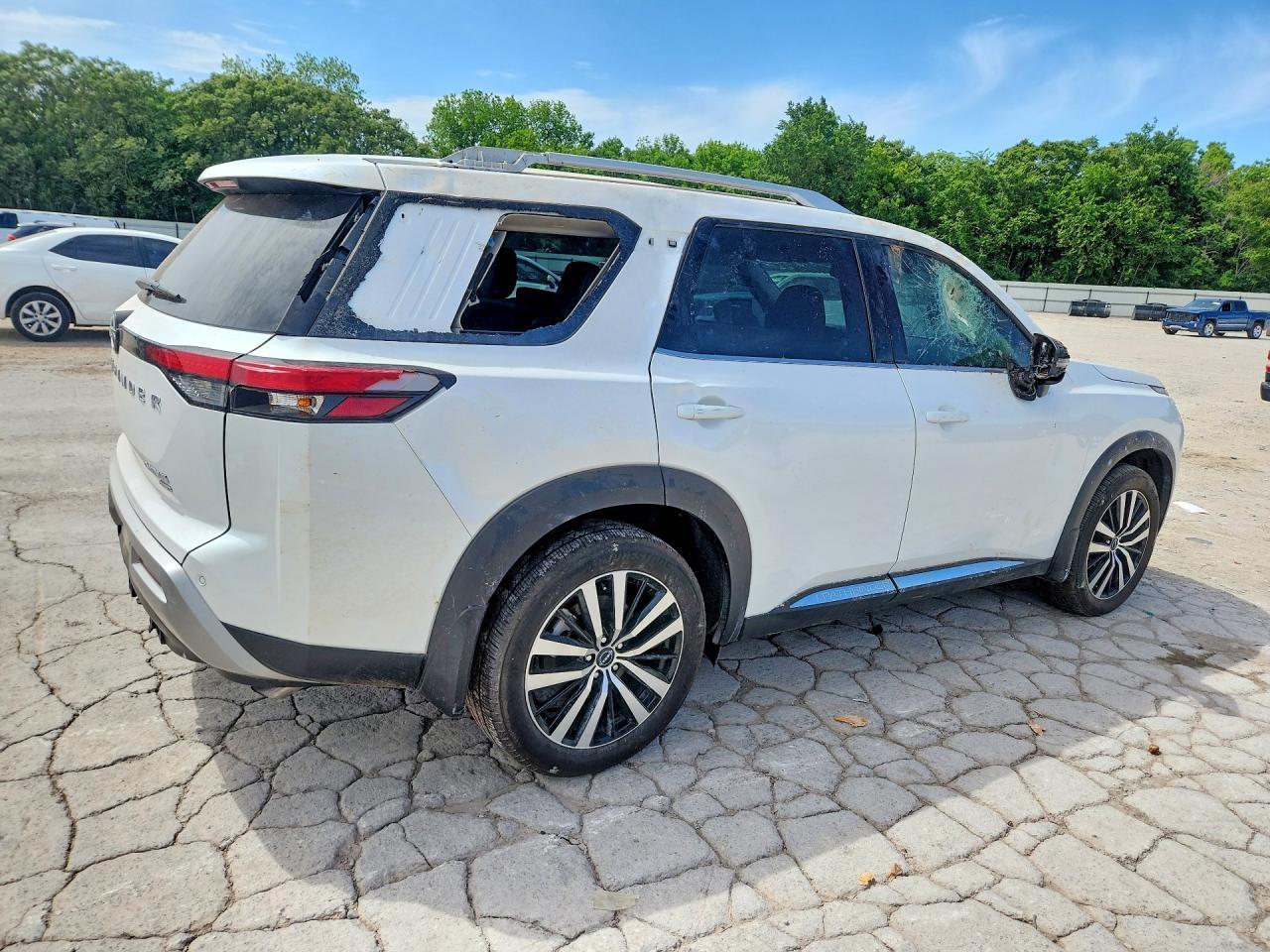 2025 Nissan Pathfinder Platinum - zdjęcie 3