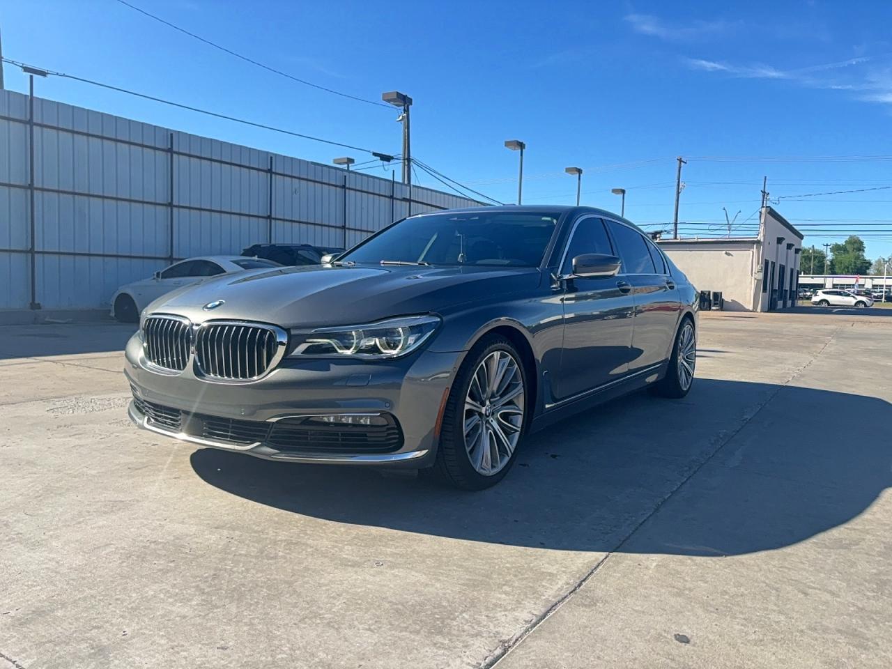 2016 BMW 750 Xi - zdjęcie 2