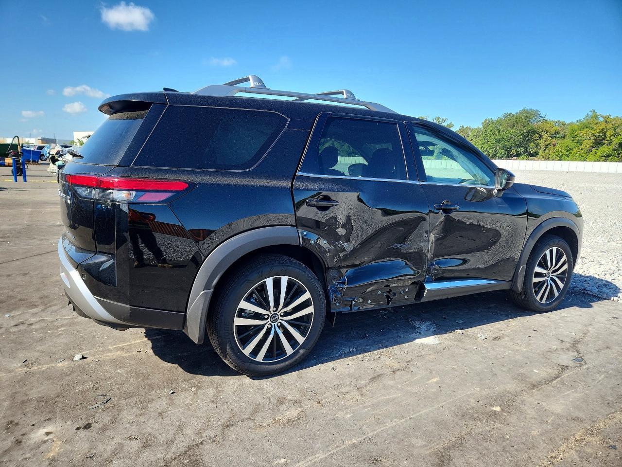 2025 Nissan Pathfinder S - zdjęcie 3