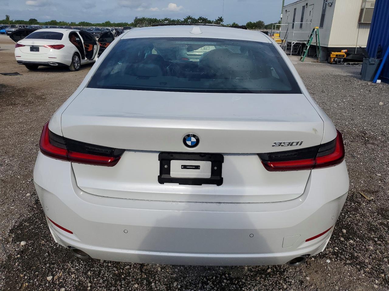 2025 BMW 330I - zdjęcie 6