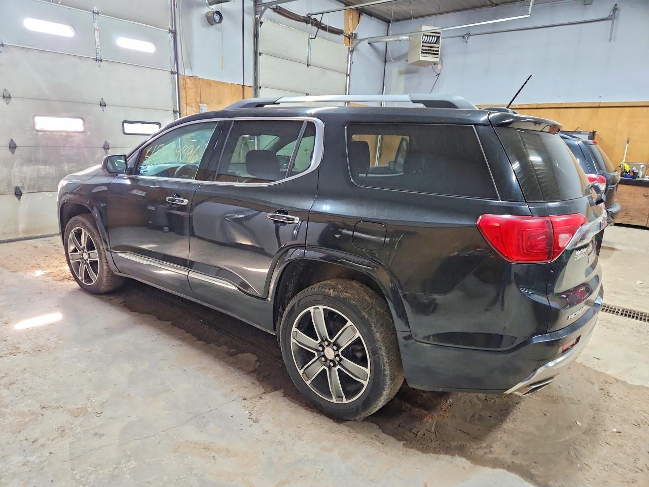 2017 GMC Acadia Denali - zdjęcie 2