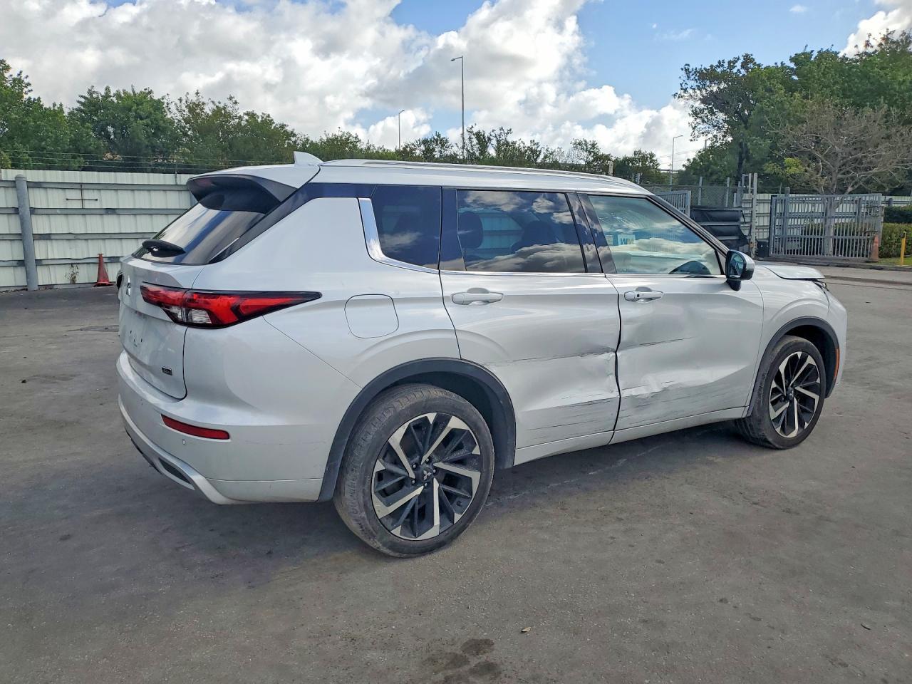 2022 Mitsubishi Outlander Sel - zdjęcie 3