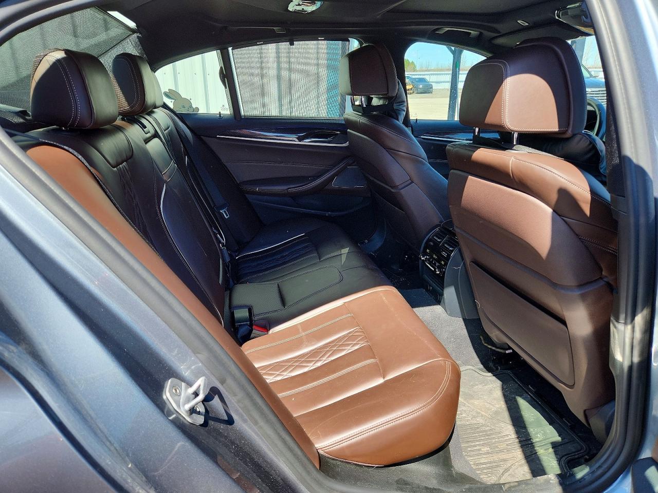 2017 BMW Seria 5 540i - zdjęcie 10