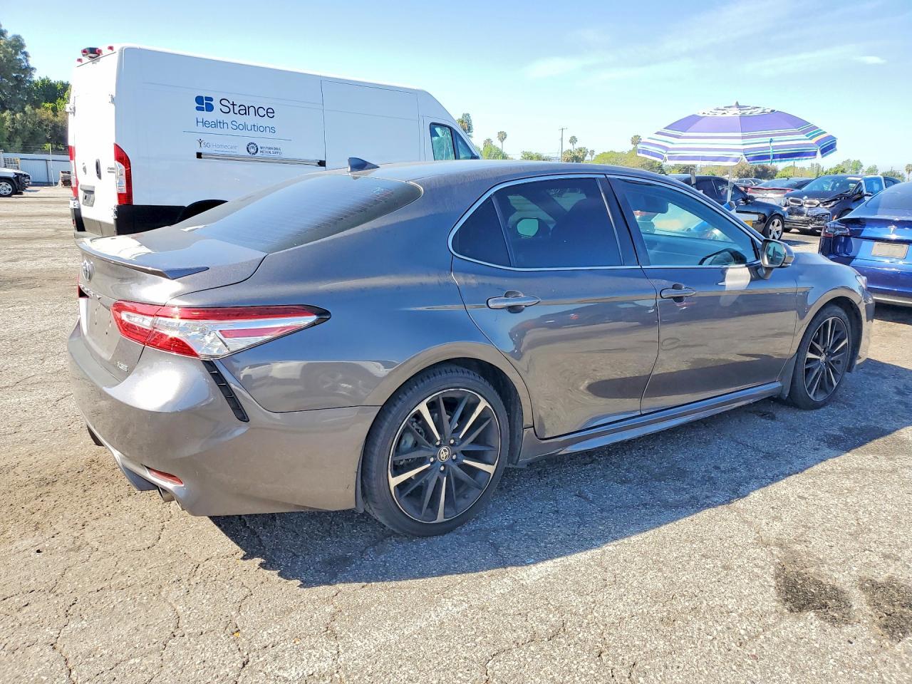 2020 Toyota Camry Xse - zdjęcie 3