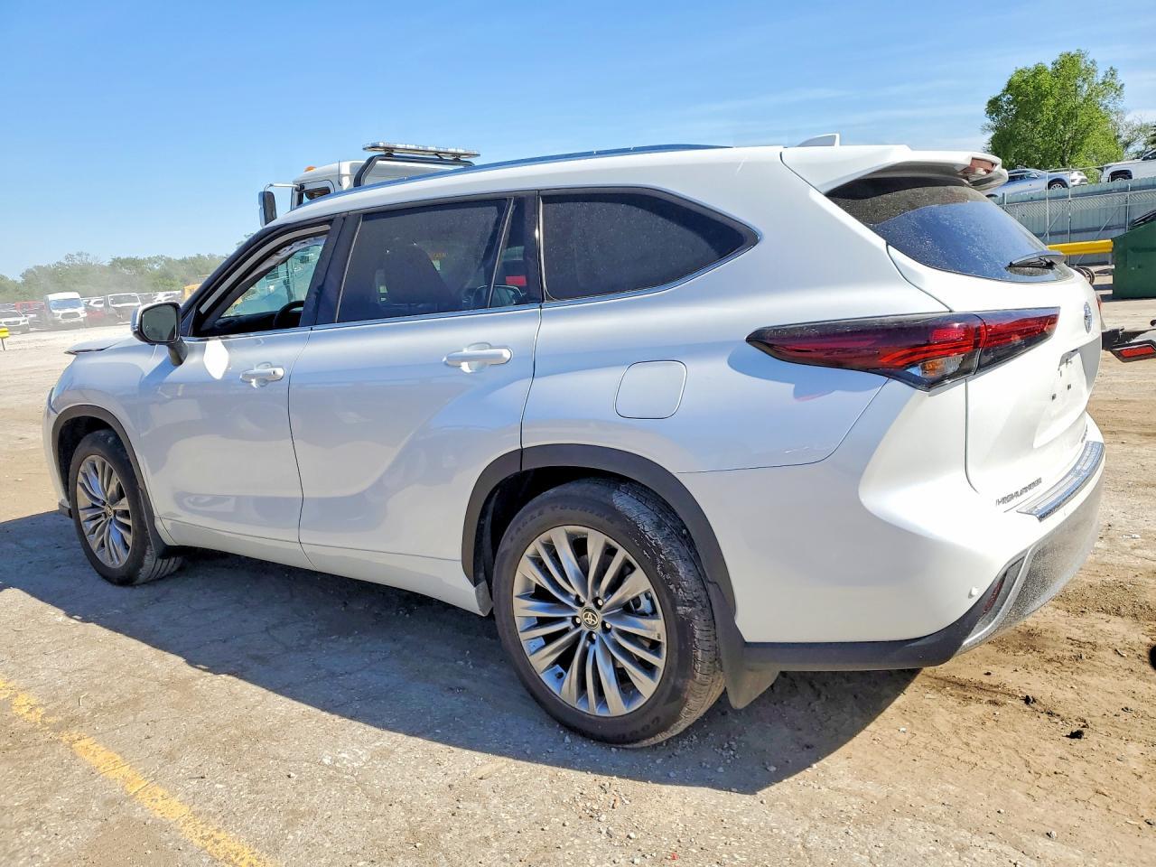 2025 Toyota Highlander Platinum - zdjęcie 2