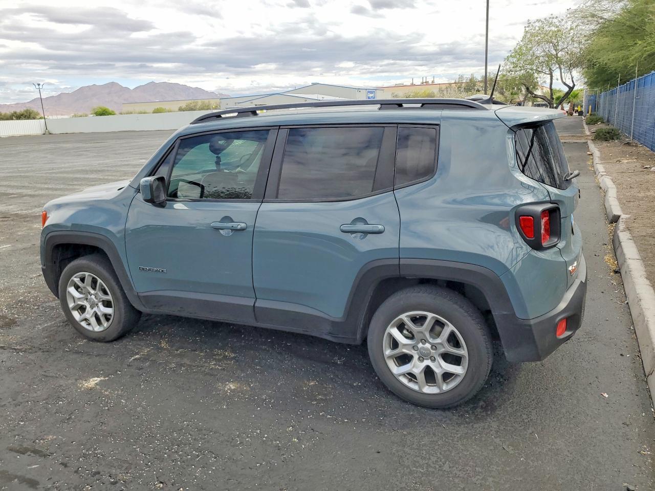 2018 Jeep Renegade Latitude - zdjęcie 2