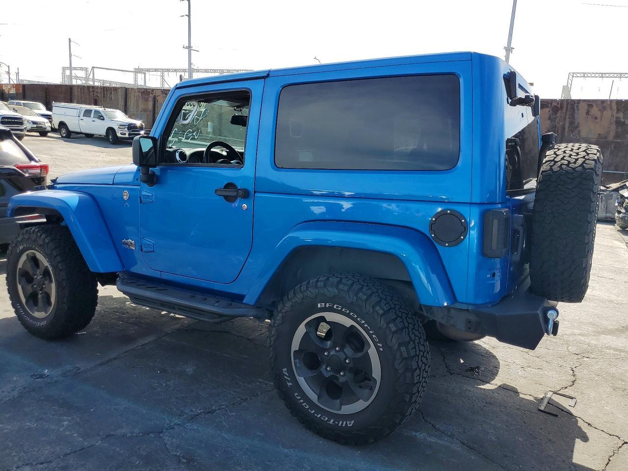 2014 Jeep Wrangler Sahara - zdjęcie 2
