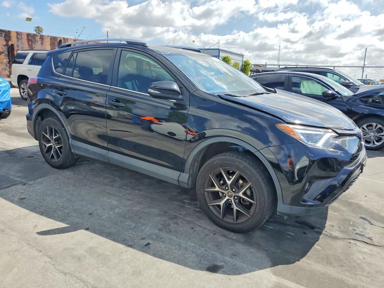 2017 Toyota Rav4 Se - zdjęcie 4