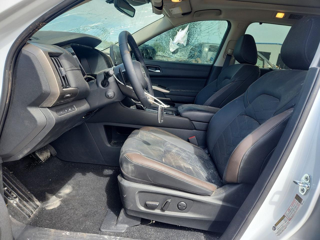 2025 Nissan Pathfinder Platinum - zdjęcie 7