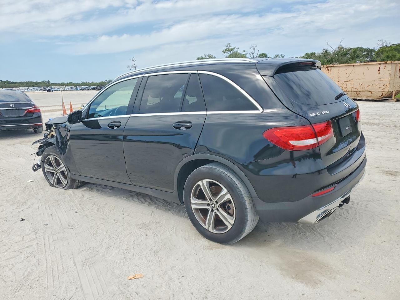 2018 Mercedes-Benz Glc 300 - zdjęcie 2