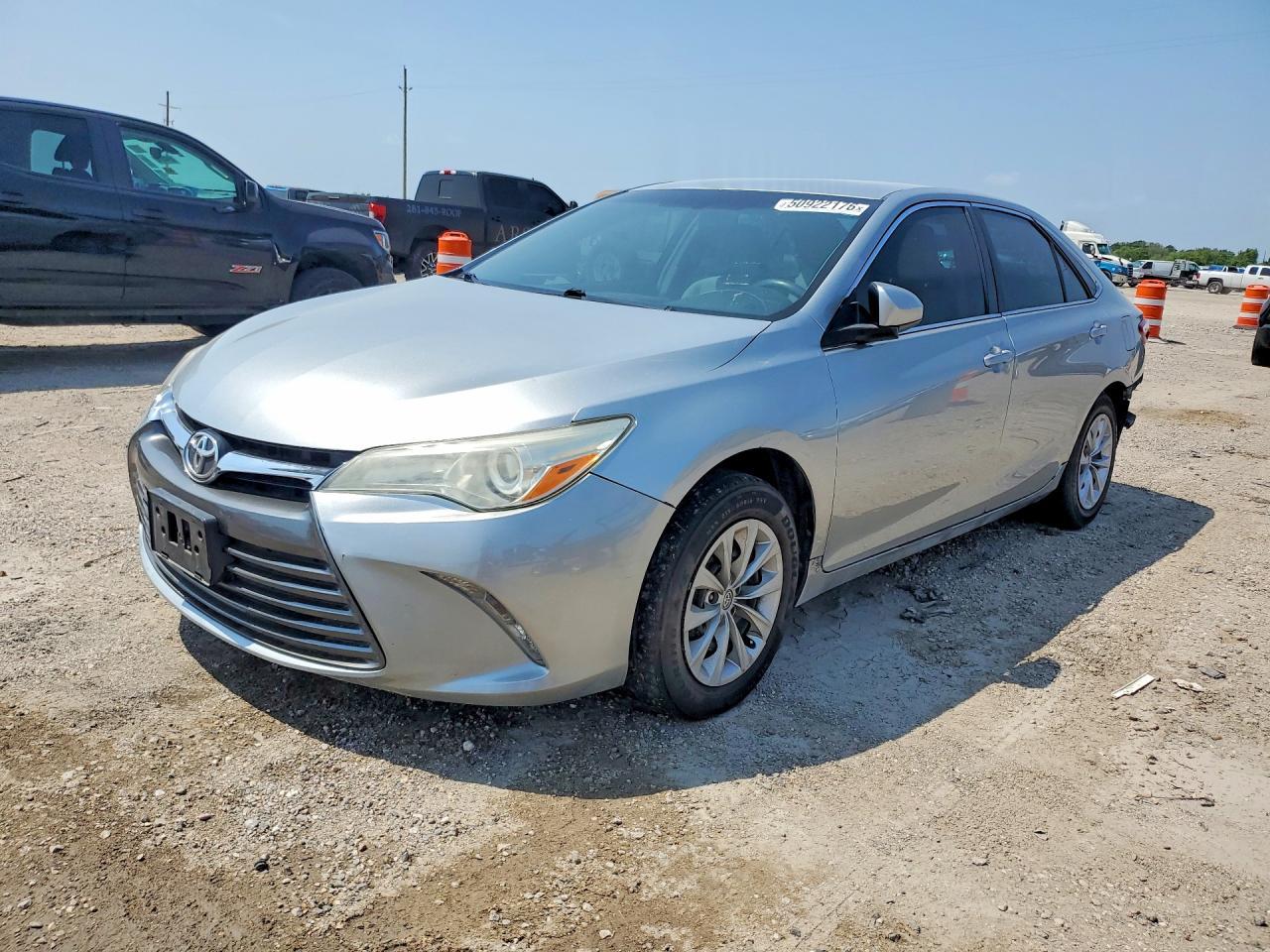 2016 Toyota Camry Le - zdjęcie główne