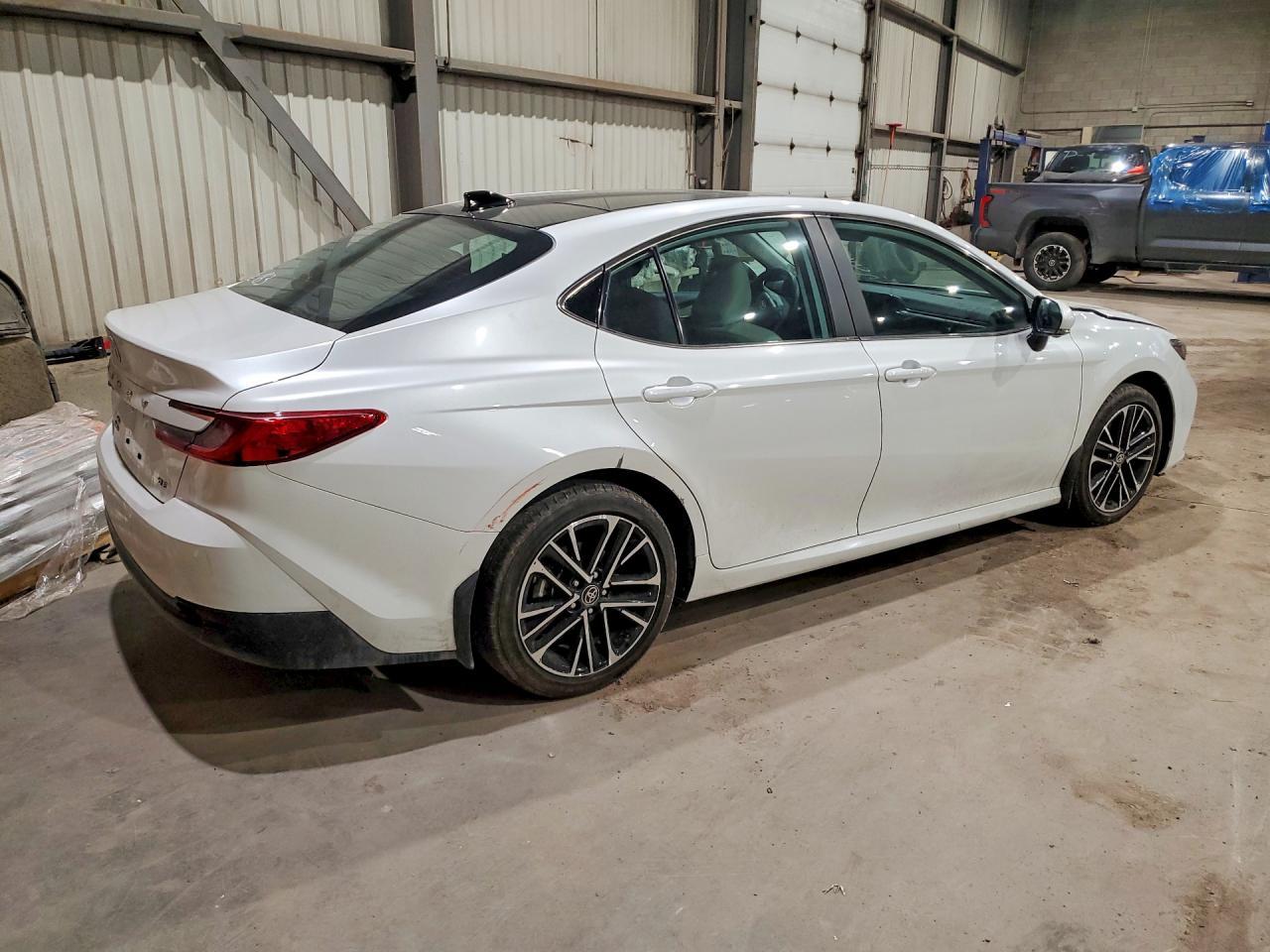 2025 Toyota Camry Le - zdjęcie 3