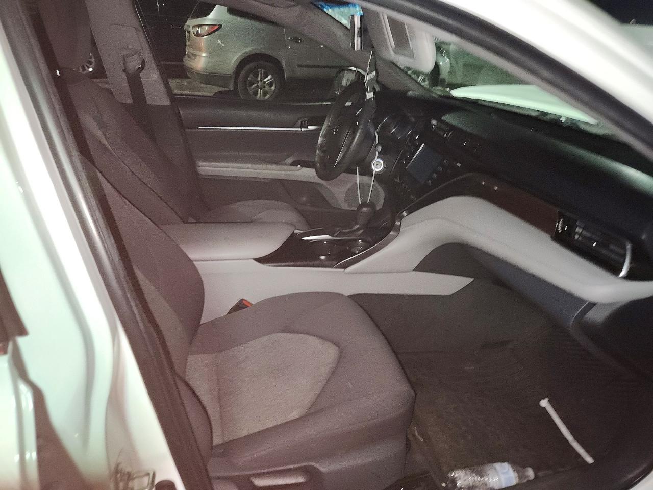 2018 Toyota Camry Le - zdjęcie 13