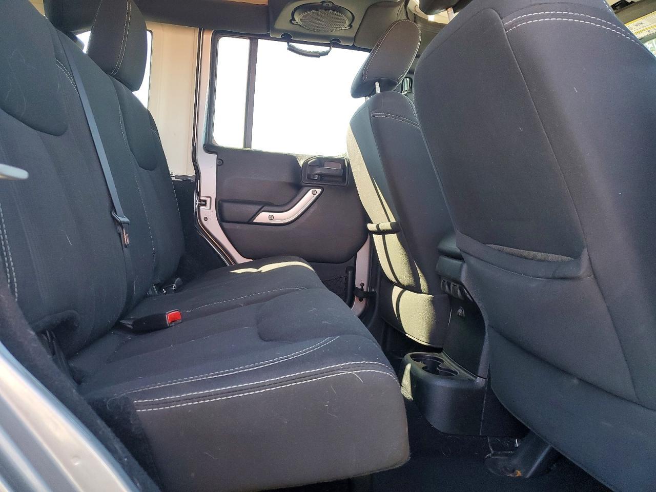 2013 Jeep Wrangler Unlimited Sahara - zdjęcie 10