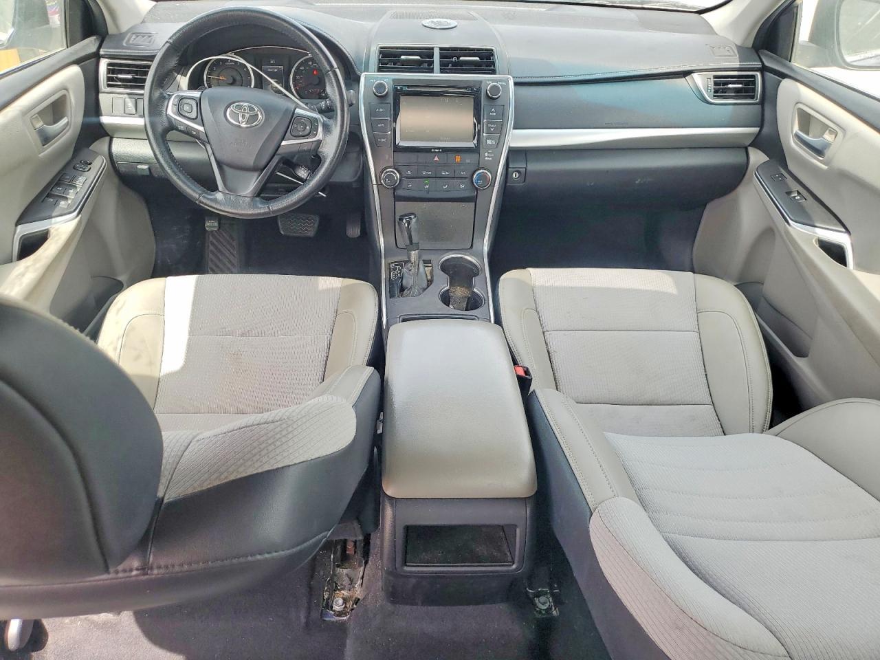 2016 Toyota Camry Le - zdjęcie 8