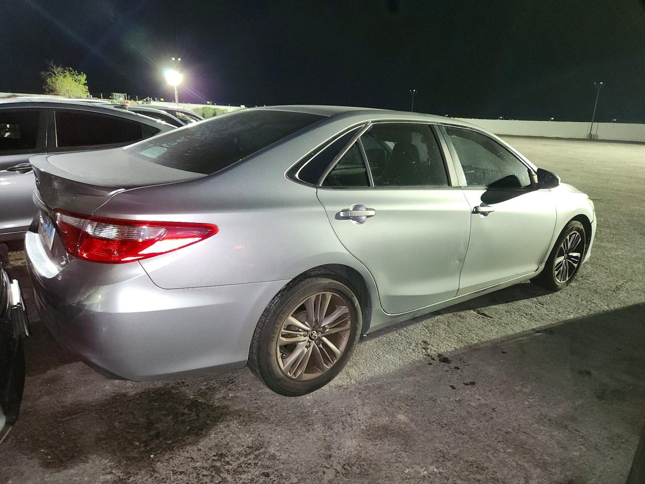 2016 Toyota Camry Se - zdjęcie 3