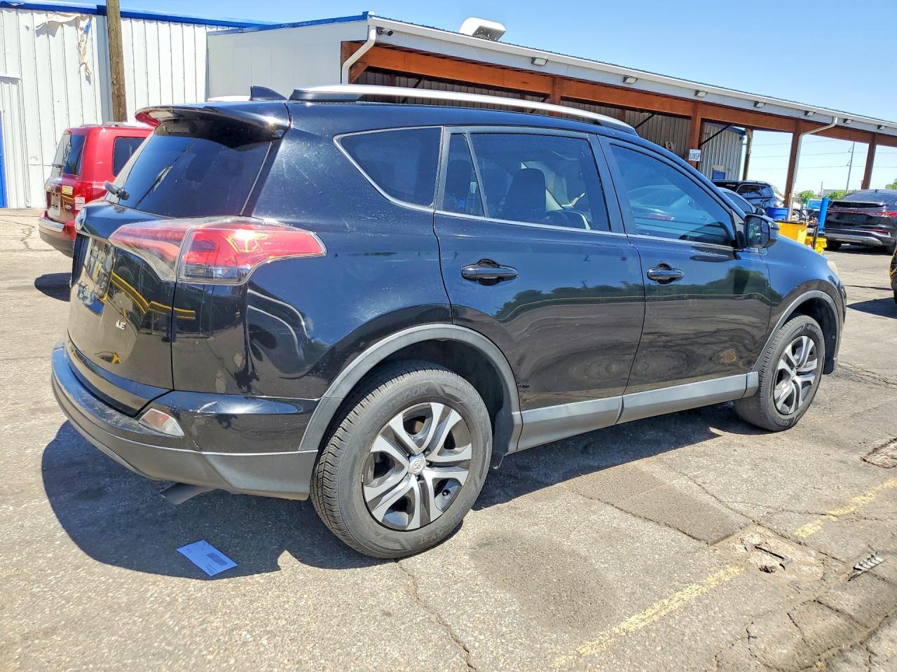 2017 Toyota Rav4 Le - zdjęcie 3