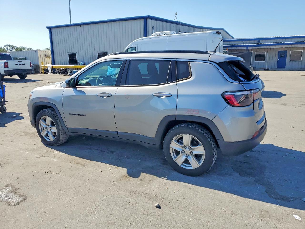 2022 Jeep Compass Latitude - zdjęcie 2