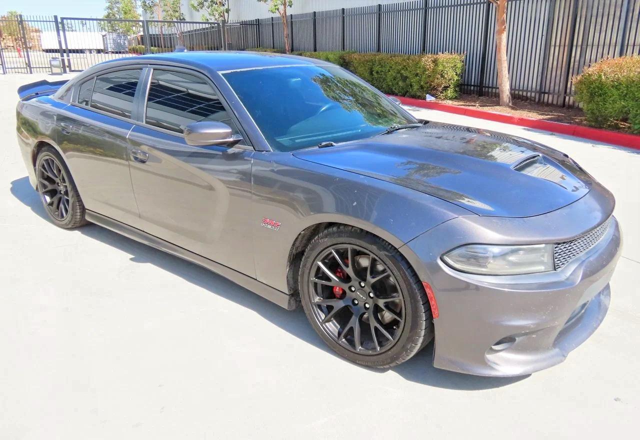 2016 Dodge Charger R - zdjęcie główne