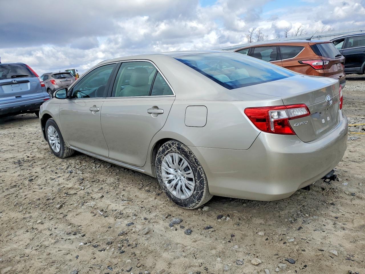 2014 Toyota Camry Le - zdjęcie 2
