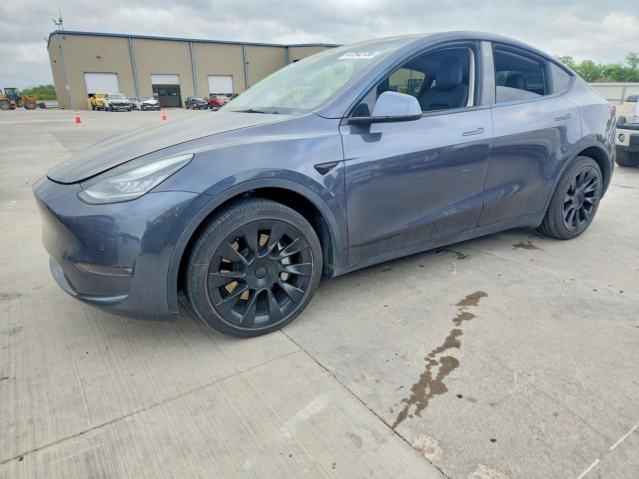 2021 Tesla Model Y - zdjęcie główne