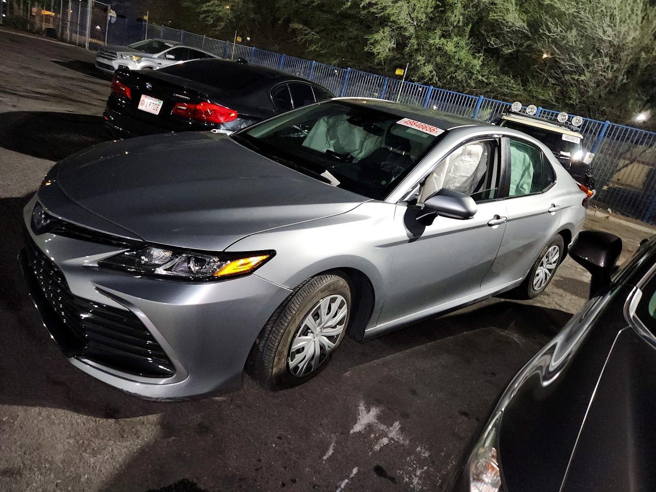 2024 Toyota Camry Le - zdjęcie główne