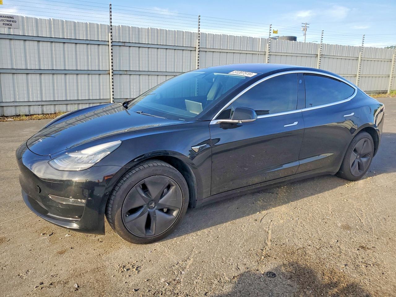 2018 Tesla Model 3 - zdjęcie główne
