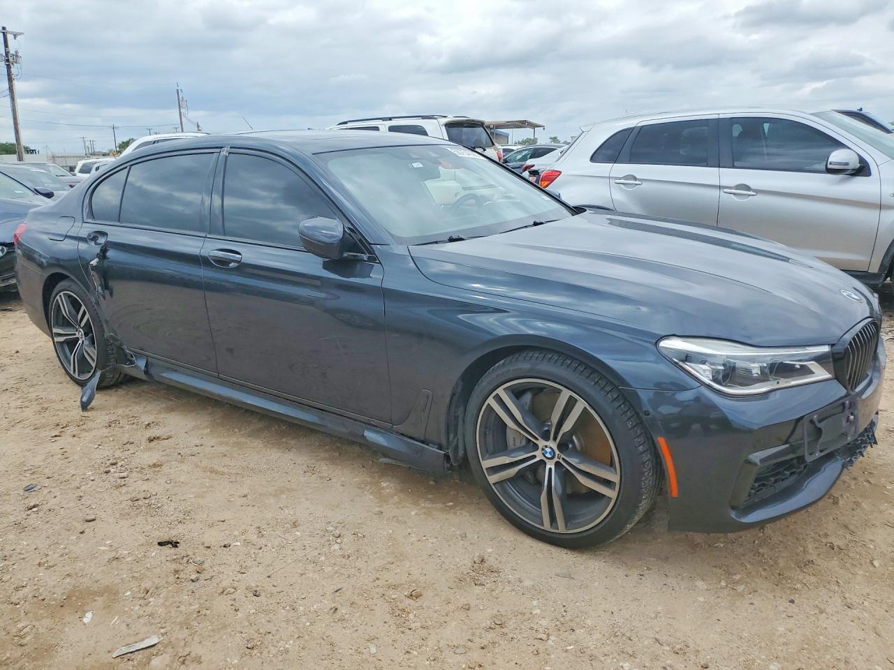 2019 BMW 750 I - zdjęcie 4