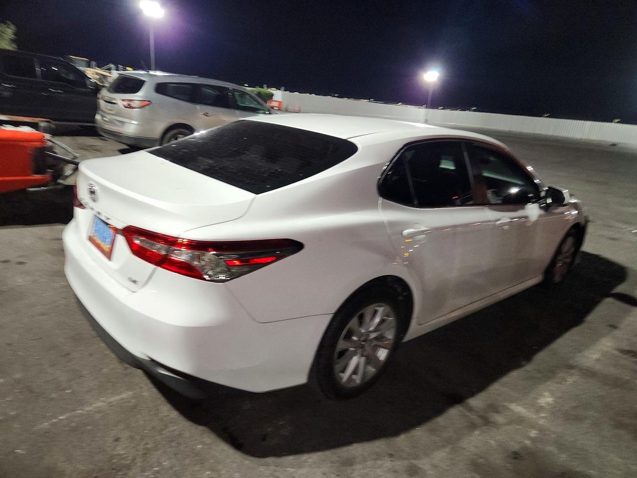 2018 Toyota Camry Le - zdjęcie 3