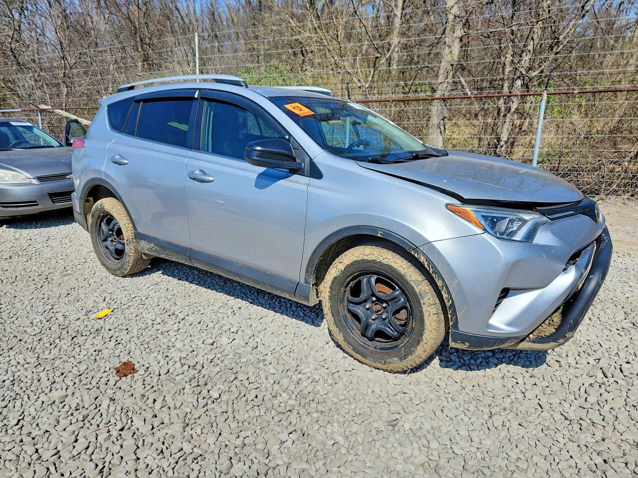 2017 Toyota Rav4 Le - zdjęcie 4