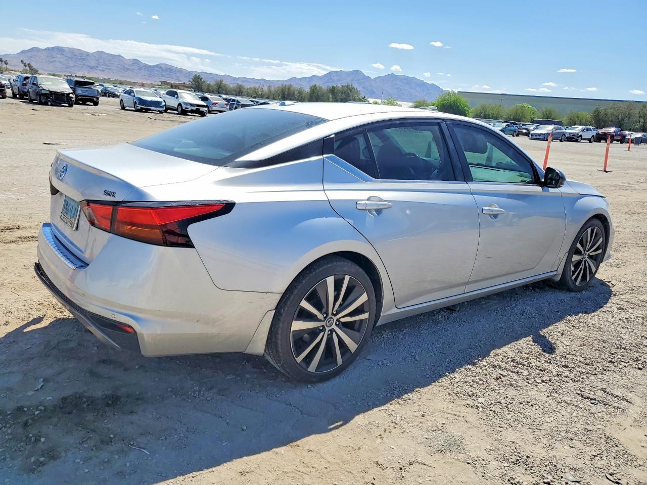 2020 Nissan Altima Sr - zdjęcie 3