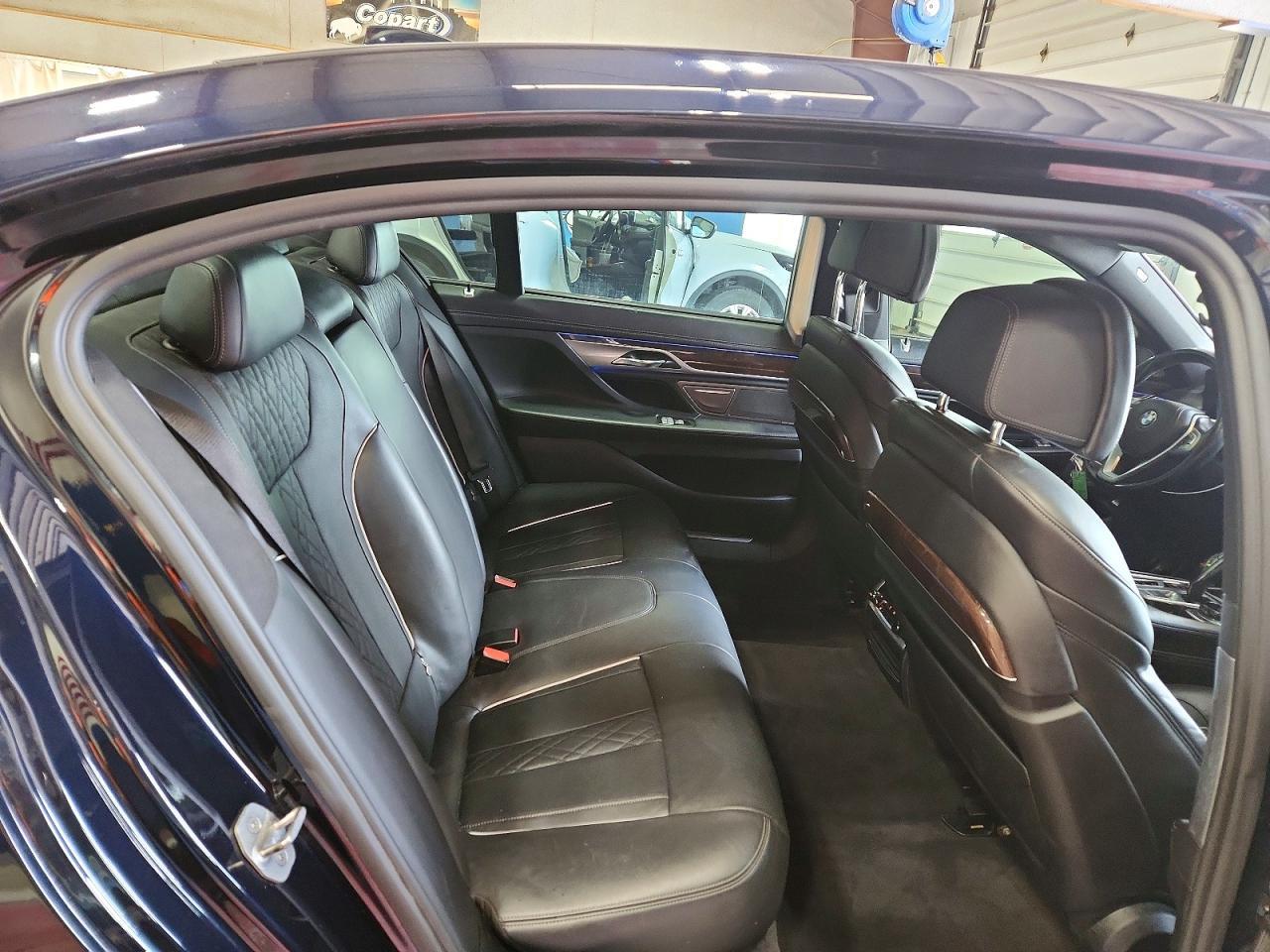2017 BMW 750 Xi - zdjęcie 10