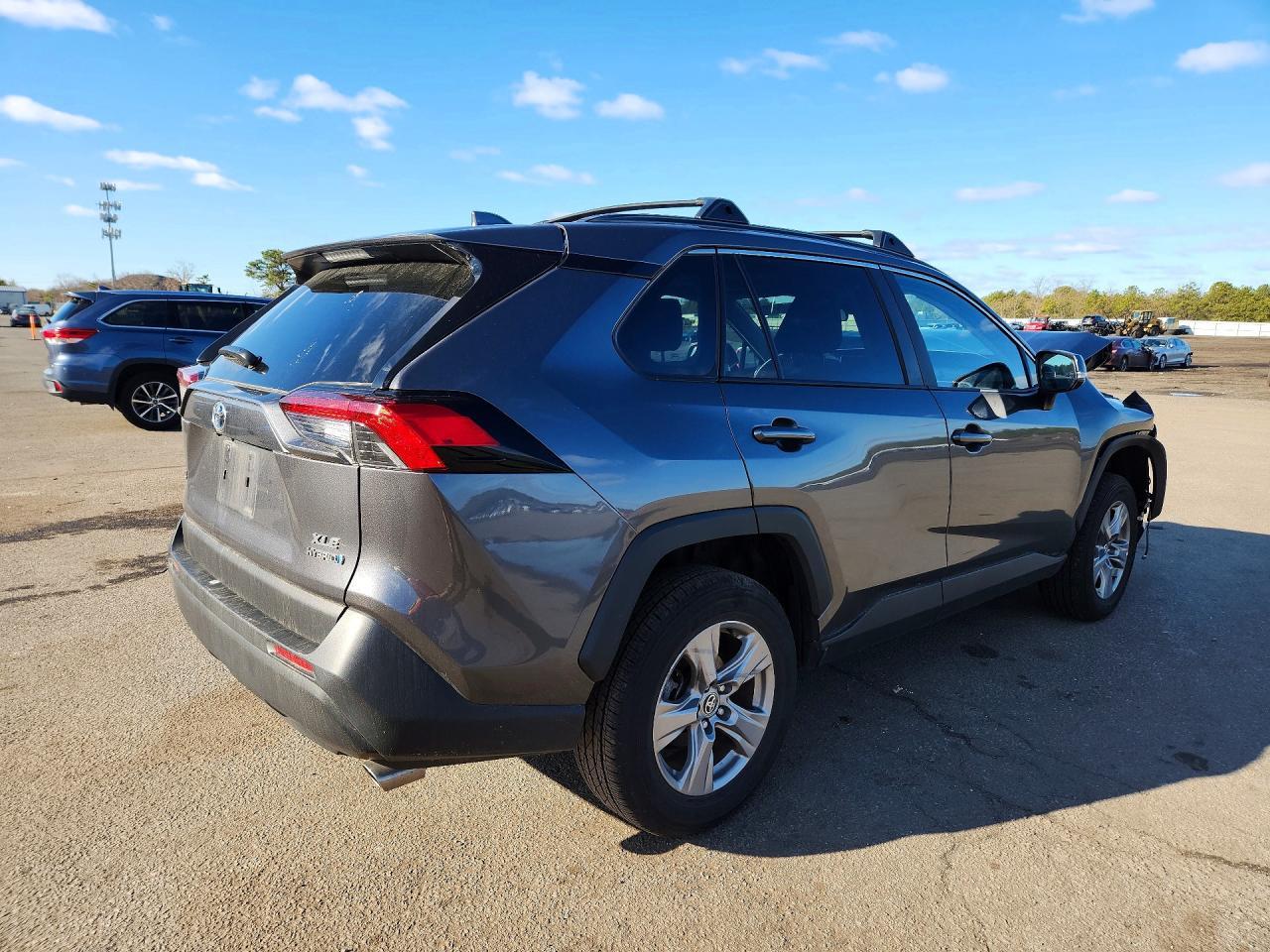 2024 Toyota Rav4 Hybrid Xle - zdjęcie 3